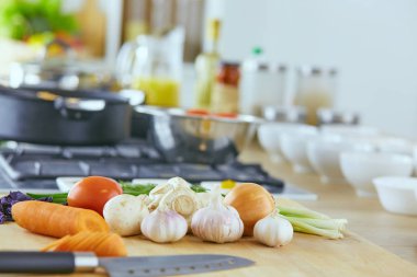 Ahşap tahtalı kompozisyon ve masada yemek pişirmek için malzemeler
