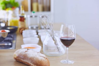 Ahşap tahtalı kompozisyon ve masada yemek pişirmek için malzemeler