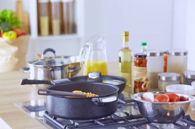 Ahşap tahtalı kompozisyon ve masada yemek pişirmek için malzemeler