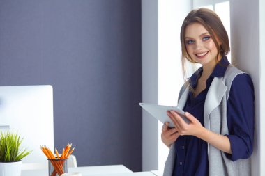 Kulaklığımda odaklanmış özenli kadın laptop ile masada oturur, ekranında görünüyor, notlar yapar, yabancı dil Internet öğrenir