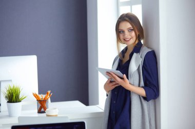 Kulaklığımda odaklanmış özenli kadın laptop ile masada oturur, ekranında görünüyor, notlar yapar, yabancı dil Internet öğrenir