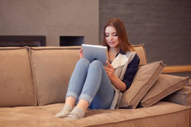 şık bir kanepede oturan güzel kız