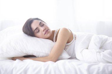 güzel genç kadın yatakta sabah tadını çıkarma. Güzel Model yüz kamera seksi görünüyor