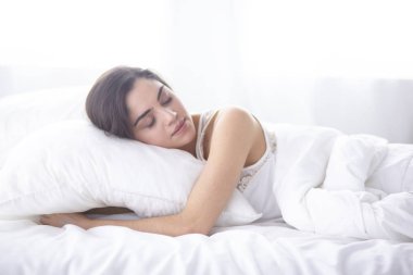 güzel genç kadın yatakta sabah tadını çıkarma. Güzel Model yüz kamera seksi görünüyor