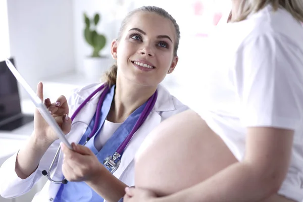 Consulta de ginecología. Mujer embarazada con su médico en la clínica —  Fotos de Stock