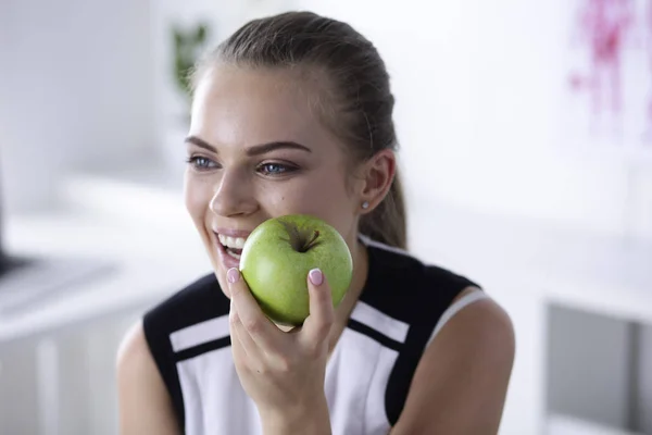 年轻美丽的微笑的女孩与绿色苹果在手 — 图库照片
