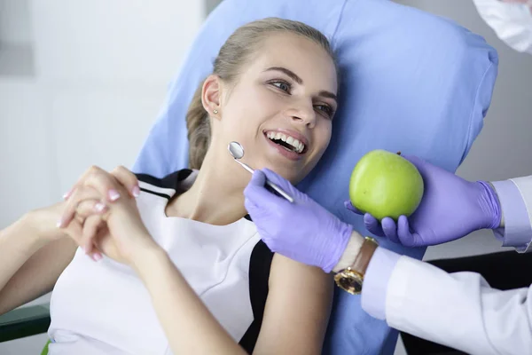 Красивая девушка в стоматологическом кресле на осмотре у стоматолога — стоковое фото