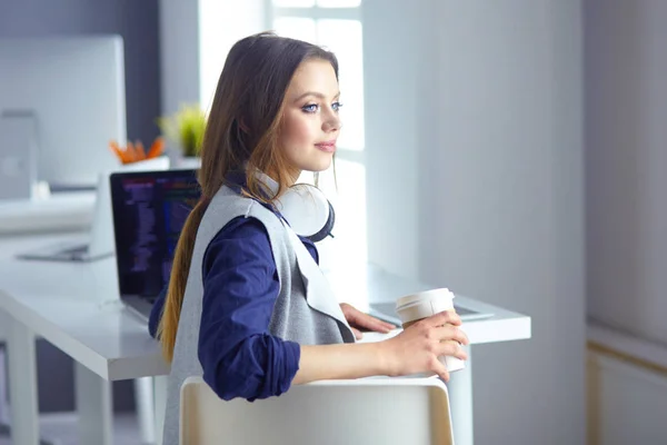Fejhallgató-fókuszált figyelmes nő ül íróasztal, laptop, néz ki a képernyőn, megjegyzéseket tesz, tanul idegen nyelvet, az internet — Stock Fotó