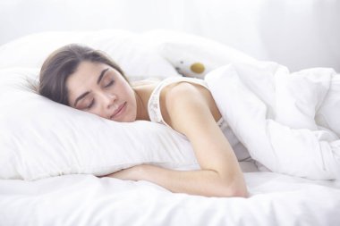 güzel genç kadın yatakta sabah tadını çıkarma. Güzel Model yüz kamera seksi görünüyor