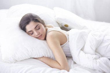 güzel genç kadın yatakta sabah tadını çıkarma. Güzel Model yüz kamera seksi görünüyor