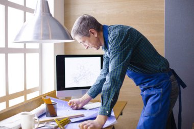 Dizüstü bilgisayarda çalışan ve Proje çizimi mühendis marangoz