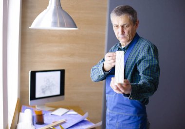 Dizüstü bilgisayarda çalışan ve Proje çizimi mühendis marangoz