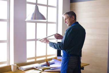Dizüstü bilgisayarda çalışan ve Proje çizimi mühendis marangoz