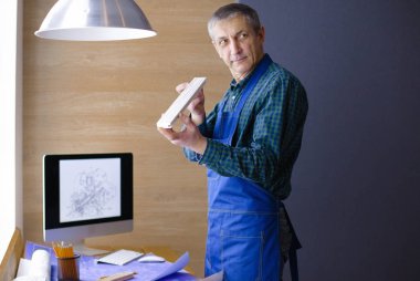 Dizüstü bilgisayarda çalışan ve Proje çizimi mühendis marangoz