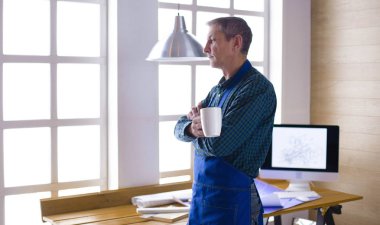 Dizüstü bilgisayarda çalışan ve Proje çizimi mühendis marangoz