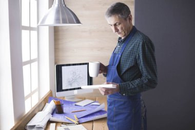 Dizüstü bilgisayarda çalışan ve Proje çizimi mühendis marangoz