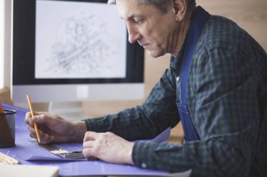 Dizüstü bilgisayarda çalışan ve Proje çizimi mühendis marangoz