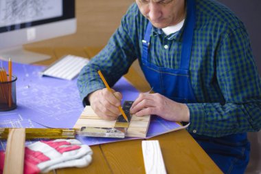 Meslek, doğrama, doğrama ve insanlar kavramı - marangoz ahşap tahta düzgünlüğünü Atölyesi'nde test