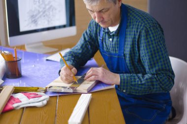 Meslek, doğrama, doğrama ve insanlar kavramı - marangoz ahşap tahta düzgünlüğünü Atölyesi'nde test