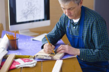 Meslek, doğrama, doğrama ve insanlar kavramı - marangoz ahşap tahta düzgünlüğünü Atölyesi'nde test