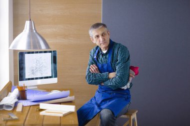 Meslek, doğrama, doğrama ve insanlar kavramı - marangoz ahşap tahta düzgünlüğünü Atölyesi'nde test