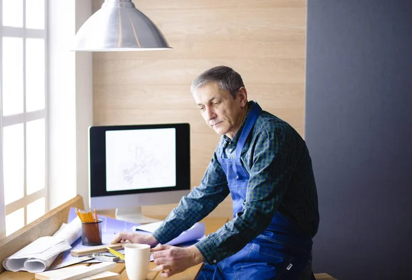 Ingénieur charpentier travaillant sur ordinateur portable et projet de croquis — Photo