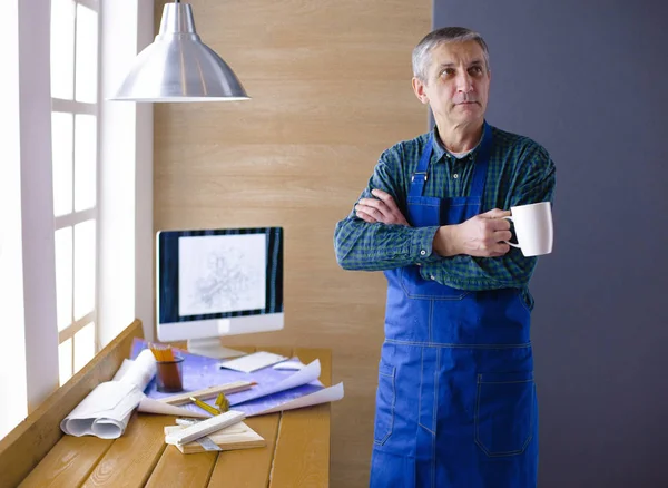 Ingénieur charpentier travaillant sur ordinateur portable et projet de croquis — Photo