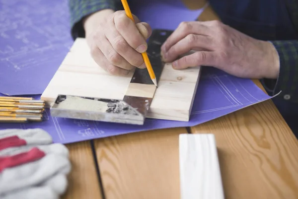 Beroep, timmerwerk, houtbewerking en mensen concept - timmerman testen houten plank gelijkmatigheid op workshop — Stockfoto