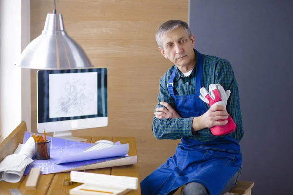 Métier, menuiserie, menuiserie et concept de personnes - charpentier testant l'uniformité des planches de bois à l'atelier — Photo