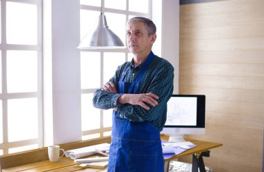 Dizüstü bilgisayarda çalışan ve Proje çizimi mühendis marangoz