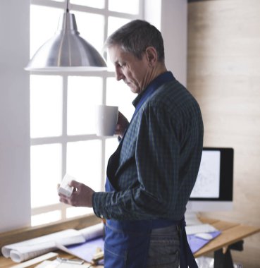 Dizüstü bilgisayarda çalışan ve Proje çizimi mühendis marangoz