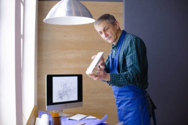 Dizüstü bilgisayarda çalışan ve Proje çizimi mühendis marangoz