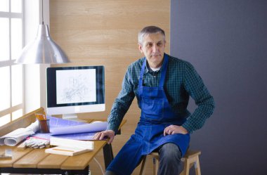 Meslek, doğrama, doğrama ve insanlar kavramı - marangoz ahşap tahta düzgünlüğünü Atölyesi'nde test