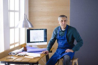 Meslek, doğrama, doğrama ve insanlar kavramı - marangoz ahşap tahta düzgünlüğünü Atölyesi'nde test