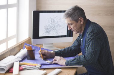 Dizüstü bilgisayarda çalışan ve Proje çizimi mühendis marangoz