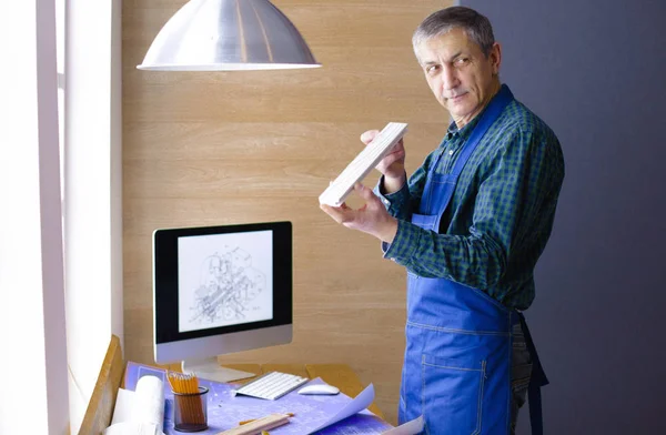 Ingénieur charpentier travaillant sur ordinateur portable et projet de croquis — Photo