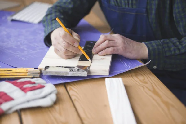 Métier, menuiserie, menuiserie et concept de personnes - charpentier testant l'uniformité des planches de bois à l'atelier — Photo