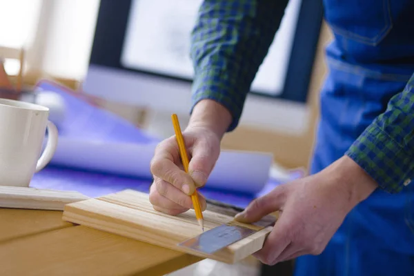 Métier, menuiserie, menuiserie et concept de personnes - charpentier testant l'uniformité des planches de bois à l'atelier — Photo