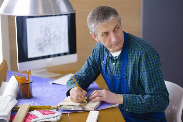 Métier, menuiserie, menuiserie et concept de personnes - charpentier testant l'uniformité des planches de bois à l'atelier — Photo