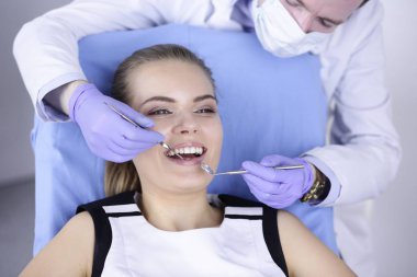 güzel kızı muayene diş hekimi, diş sandalye