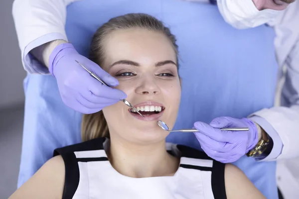 Beautiful girl in the dental chair on the examination at the dentist — Stock Photo, Image