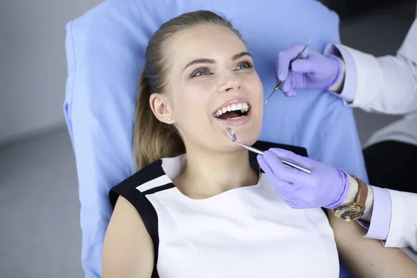 치과에서 검사에 치과 자에서 아름 다운 소녀 — 스톡 사진