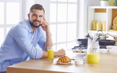 bir iş adamı kahvaltı defter ve suyu ile