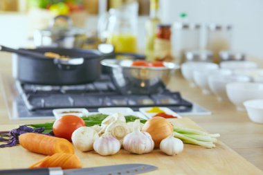 Ahşap tahtalı kompozisyon ve masada yemek pişirmek için malzemeler