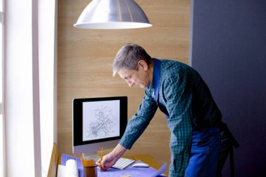 Dizüstü bilgisayarda çalışan ve Proje çizimi mühendis marangoz