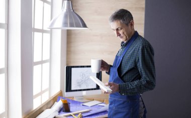 Meslek, doğrama, doğrama ve insanlar kavramı - marangoz ahşap tahta düzgünlüğünü Atölyesi'nde test