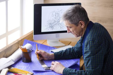 Dizüstü bilgisayarda çalışan ve Proje çizimi mühendis marangoz