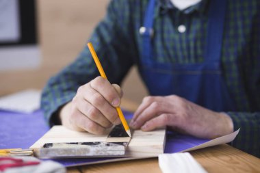 Dizüstü bilgisayarda çalışan ve Proje çizimi mühendis marangoz