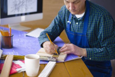 Dizüstü bilgisayarda çalışan ve Proje çizimi mühendis marangoz