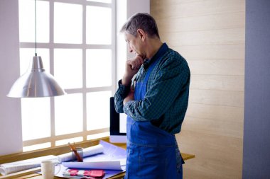 Dizüstü bilgisayarda çalışan ve Proje çizimi mühendis marangoz